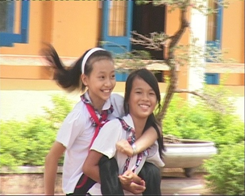 3 co hoc tro nho lam doi chan cho ban den truong hinh anh