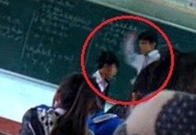 Thay giao danh hoc tro xin ve que hinh anh