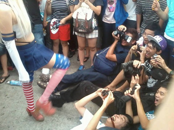 Co gai Nhat xin loi ve hanh dong toc vay truoc tram nguoi hinh anh