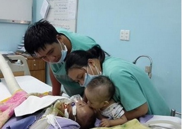 Nu hon vinh biet cua be song sinh lay dong ngan trai tim hinh anh