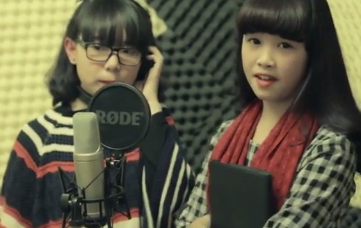 Hai co gai 10X xinh dep hat 'Minh yeu nhau di' hinh anh