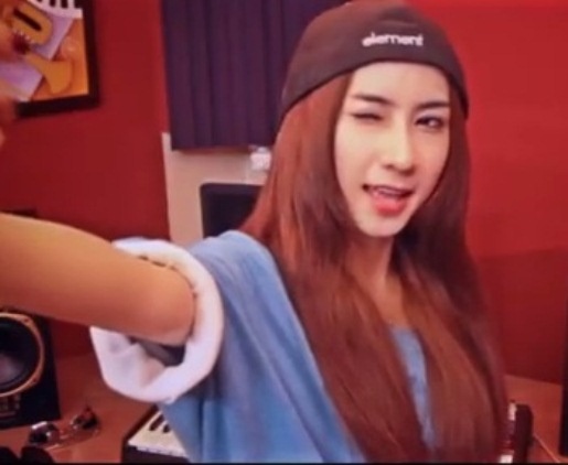 Co gai xinh dep cover 'Tinh yeu mau nang' hinh anh