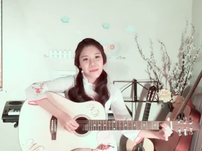 Co gai xinh dep cover 'Con buom xuan' bang 5 thu tieng hinh anh