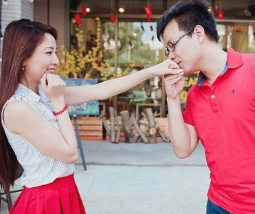 Chuyen tinh vuot 10.000 km tu mot status vu vo hinh anh
