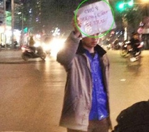 Chang trai lam bien bao giao thong gay chu y tren mang hinh anh