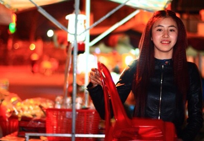 Mot dem lam viec tat bat cua hot girl banh trang tron hinh anh