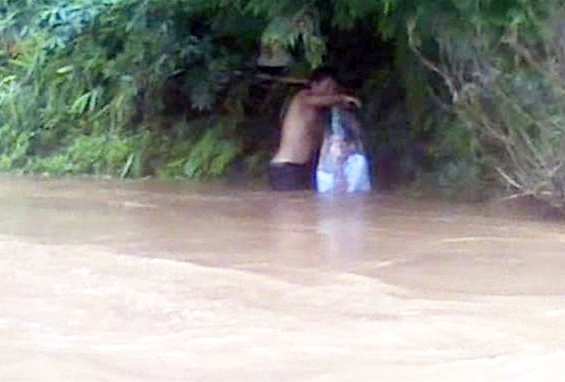 Chui vao tui nilong... qua suoi: Se co cau treo hinh anh