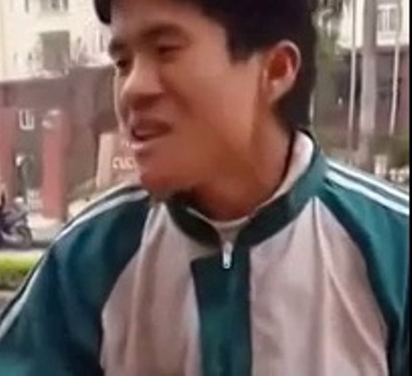 Chang trai Ha Tinh di xe dap tan gai giua duong hinh anh