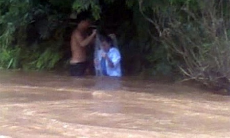 Giao vien chui tui nilon qua suoi: Chuyen khong hiem hinh anh