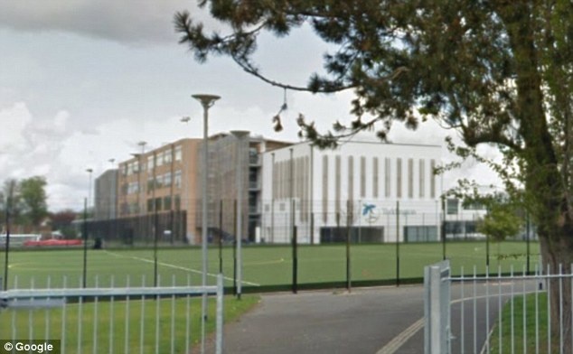 Phu huynh tuc gian vi truong day dien kich chui tuc hinh anh