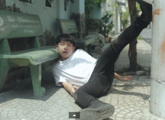 Clip nhom Pho 'Su khac biet giua phim anh va thuc te’ hinh anh