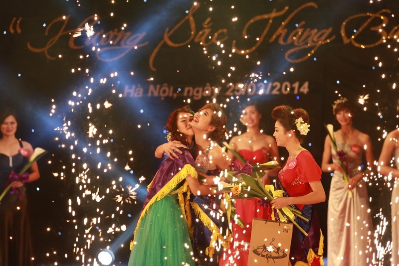 Giây phút đăng quang của thí sinh Bùi Thị Hồng.
