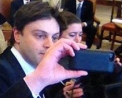 Sinh vien chup anh tu suong gay hoa lon hinh anh