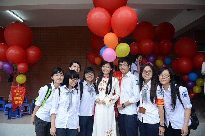 Là cô giáo trẻ trung, tâm lý, Hồng Anh luôn được học trò yêu mến.