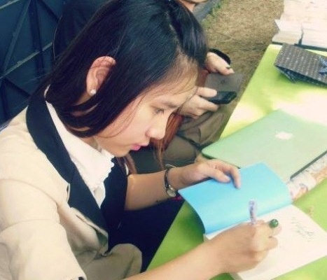 Co gai 9X viet sach lam me hinh anh