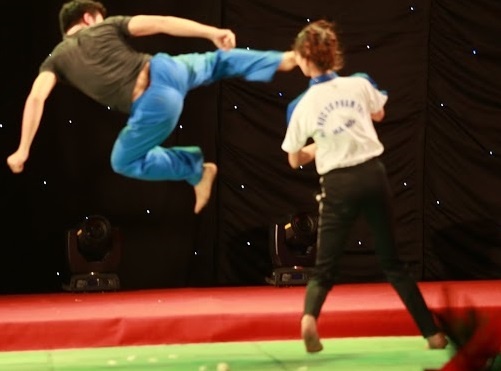 Những động tác ngoạn mục khiến khán giả trầm trồ khen ngợi.