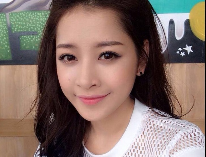 4 hot girl dut ganh giua duong chuyen hoc hanh hinh anh