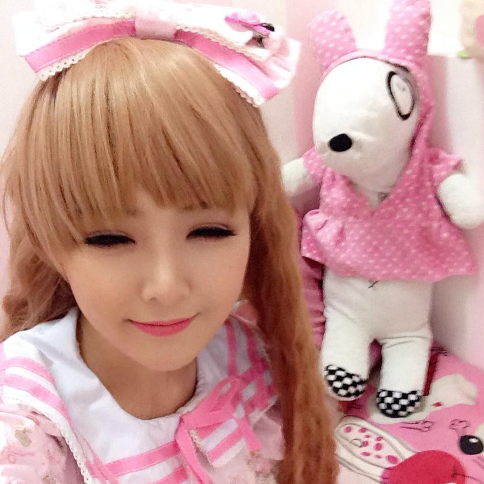 Đối với quyết định này, Lilly nhận được sự ủng hộ của bố mẹ. Cô quan niệm: Mình nghĩ bằng cấp chỉ có giá trị khi người sở hữu thực sự áp dụng được những gì mình học vào thực tế cuộc sống và công việc còn không cũng chỉ đơn giản là mảnh giấy để đi xin việc.