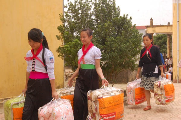 Si Ma Cai khong con hoc sinh bo hoc di lay chong hinh anh