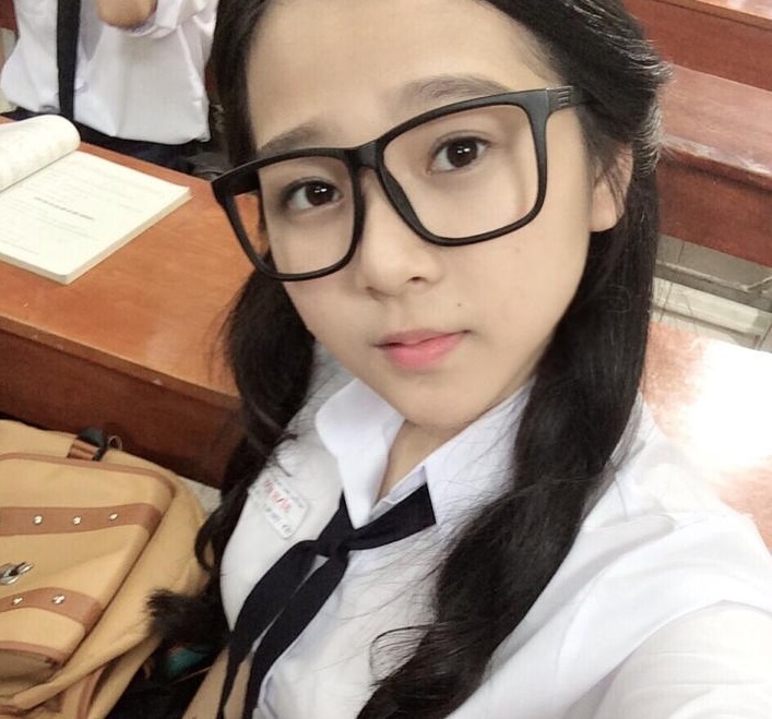 Tháng 7 năm 2013, Tam Triều Dâng thi trượt  trường Nguyễn Du với điểm số khá thấp, tổng điểm 3 môn là 14, 75 dưới điểm trung bình (Toán: 3,75; Văn: 6; Anh:5), sau đó cô quyết định học THPT Vạn Hạnh.