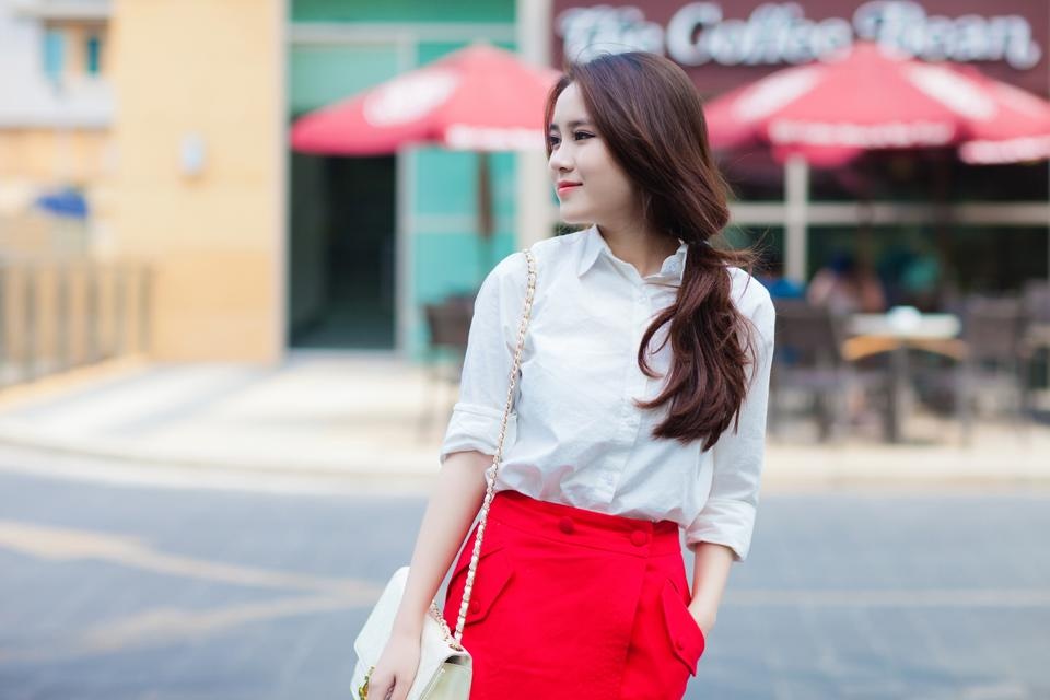 Vân Shi – sinh năm 1997 được biết đến với vẻ đẹp của “cô gái trà sữa”. Năm 2013 rộ thông tin cô bỏ học để vào Nam phát triển sự nghiệp. Tuy nhiên, đến thời điểm hiện tại Vân Shi cho biết, cô chưa từng phát ngôn bỏ học. Bởi dù nếu bản thân cô có muốn dừng việc học thì bố mẹ cũng không bao giờ chấp nhận.