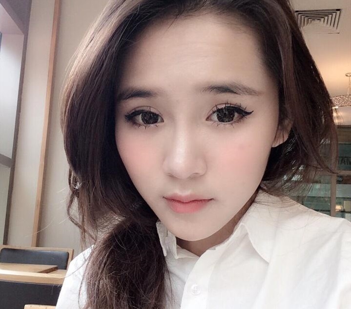 Vân Shi lý  giải: “Có thể vì công việc em đang làm chiếm khác nhiều thời gian nên em nghỉ học nhiều, sát mùa thi nên mọi người hiểu lầm là em bỏ học”. Hiện tại cô đang là học sinh trường BVIS. 