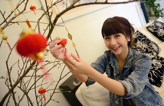 Cô viết: “Xin trả lời việc học của mình vẫn hoàn toàn bình thường. Và mình nghĩ rằng Facebook cá nhân là nơi để mình giải trí chứ không phải chỗ học bài, nên chẳng bao giờ đem chuyện sách vở vào. Nó giống như kiểu bạn đem bài theo học khi đi du lịch ấy, chẳng bao giờ học được! Vậy nên xin đừng đánh giá là mình học giỏi hay dốt bằng những hình ảnh của mình trên Facebook