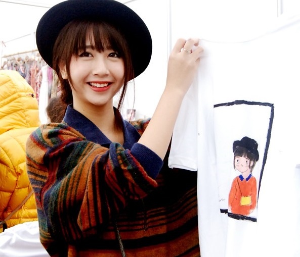 Ngày 9/4, Quỳnh Anh Shyn chia sẻ trạng thái trên Facebook trước sự lo lắng về kỳ thi tốt nghiệp có nhiều thay đổi. Cô viết: “Sắp thi rồi mà cứ đổi mới lien tục thế này thì làm sao học sinh với giáo viên theo để dạy cho kịp được. Các bác cứ để năm sau đi, năm nay giữ nguyên là cháu vui rồi ạ”.