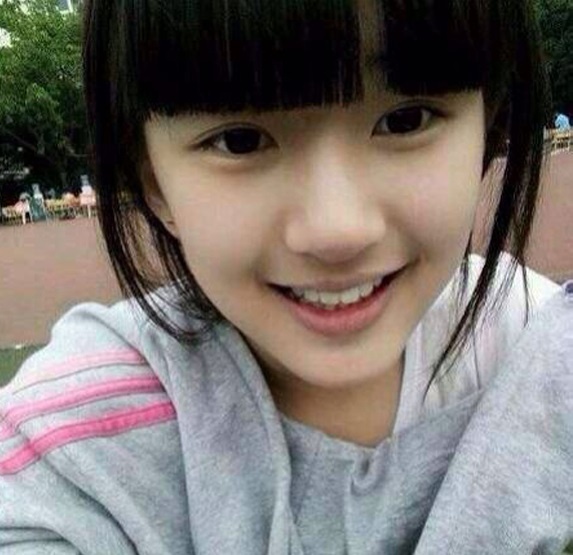 Triệu Lộ Tư là nữ sinh từng đạt danh hiệu Hoa khôi trường ĐH Giao thông Tây Nam, Tứ Xuyên, hệ THPT.