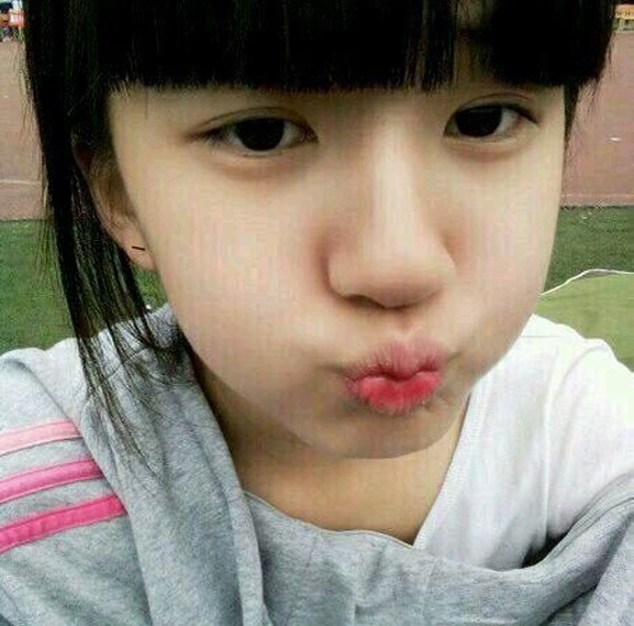 Khuôn mặt khả ái và mái tóc ngố ngây thơ dễ dàng đốn tim nhiều người, Tư Lộ trở thành hot girl trên nhiều diễn đàn và hình ảnh, thông tin của cô liên tục được chia sẻ. Bản thân Tư Lộ cũng khá bất ngờ khi mọi thứ về mình được nhiều quan tâm đến thế.