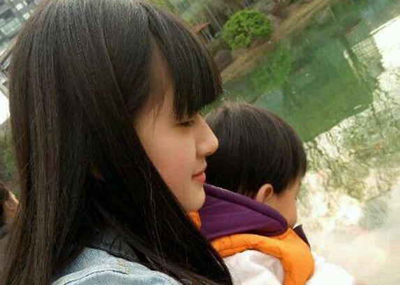 Đặc biệt, thời gian sau đó, nhiều fan cuồng đã có mặt tại cổng trường, chờ cô bạn đi học về để được chiêm ngưỡng tận mắt nhan sắc người đẹp. Không chỉ thế, trên trang Weibo, cô nàng nhận được nhiều lời mời kết bạn cũng như những tin nhắn có nội dung khiếm nhã.