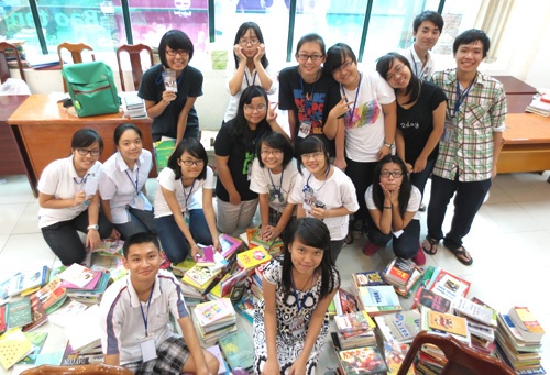 Cẩm Hà (hàng đầu, bên phải) trong Ngày hội trao đổi sách 2013. Cô bạn khá yêu thích các hoạt động ngoại khóa, tập thể để khám phá bản thân.