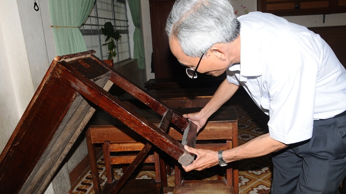 Sua ban ghe cho vua tung hoc sinh hinh anh