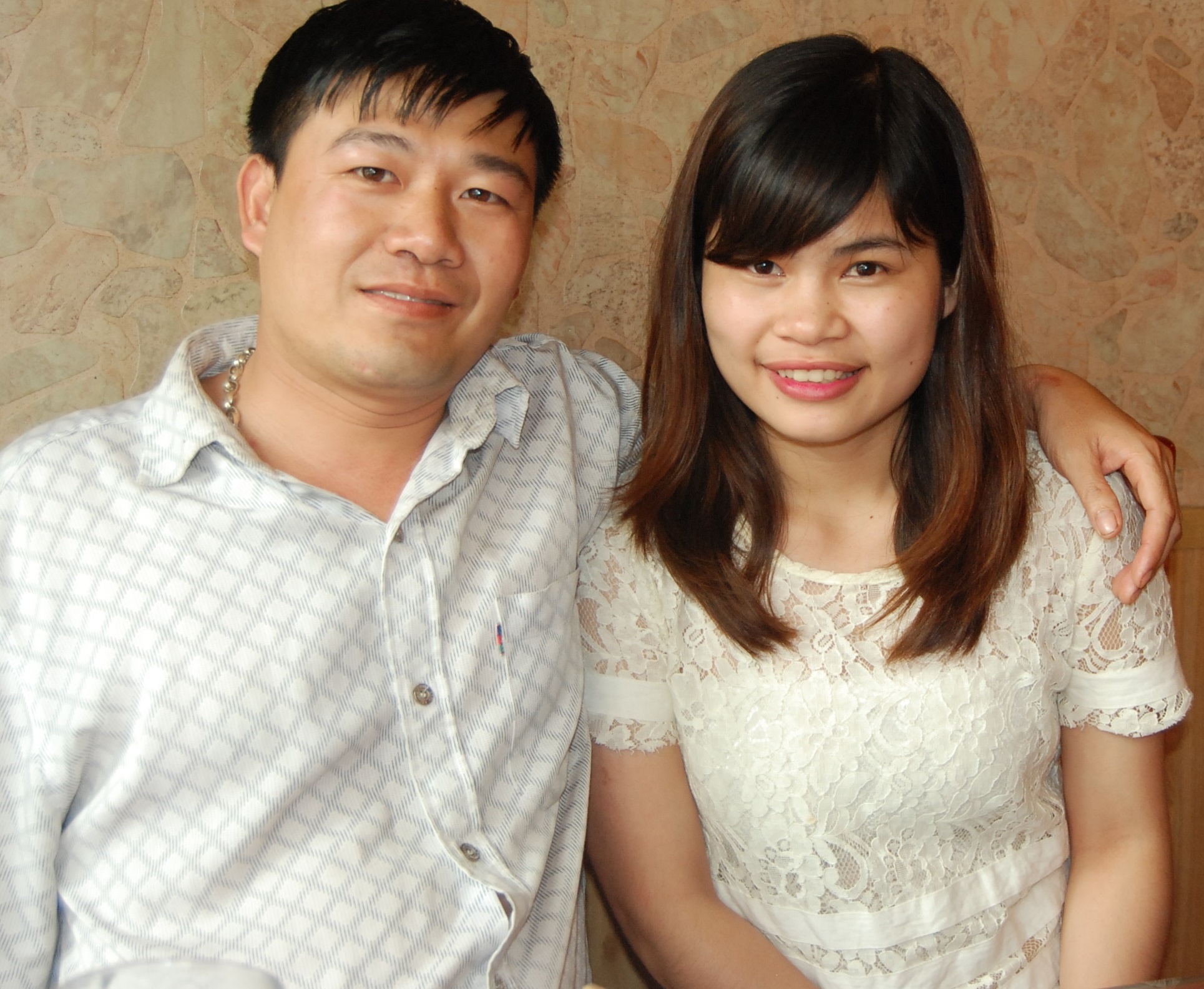 Nho cong dong mang, co gai Viet tim duoc an nhan sau 8 nam hinh anh