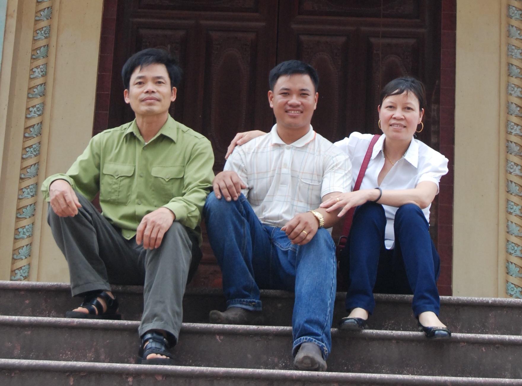 Bố mẹ của Quyên Quyên và anh Kỷ (ở giữa).