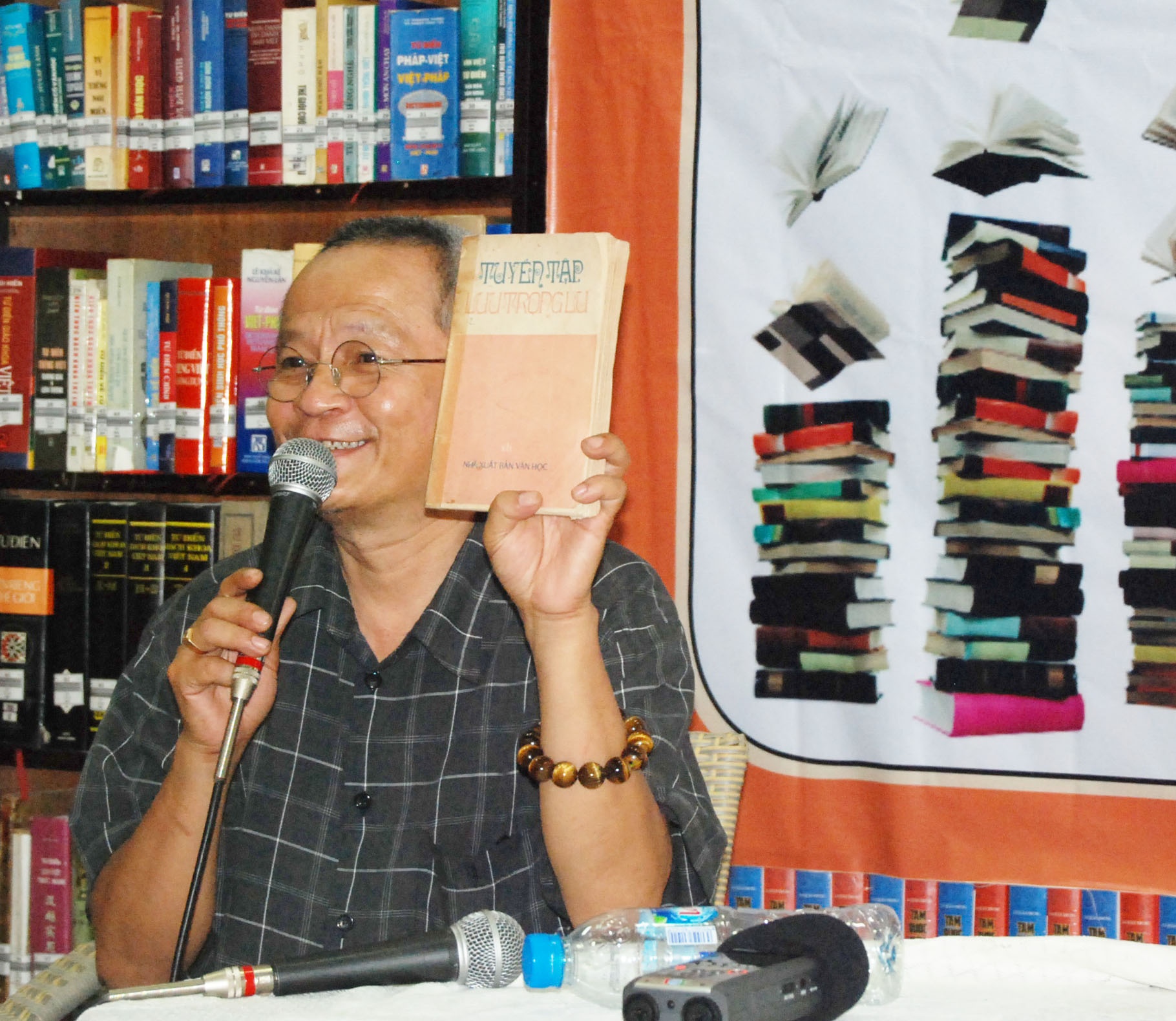 Sach cu duoc dau gia tien trieu hinh anh