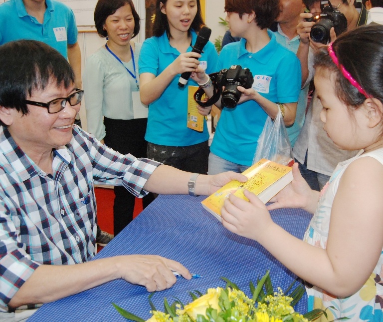 Nguyễn Nhật Ánh ký sách, trao tận tay cho từng em nhỏ.