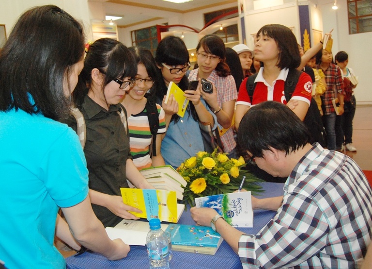 Nhiều độc giả xếp hàng dài đợii ký sách của nhà văn Nguyễn Nhật Ánh.