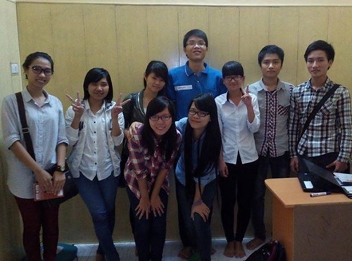 Tô Mạnh Cường(Thứ tư từ trái sang, hàng sau) chụp ảnh cùng các học sinh trong lớp.