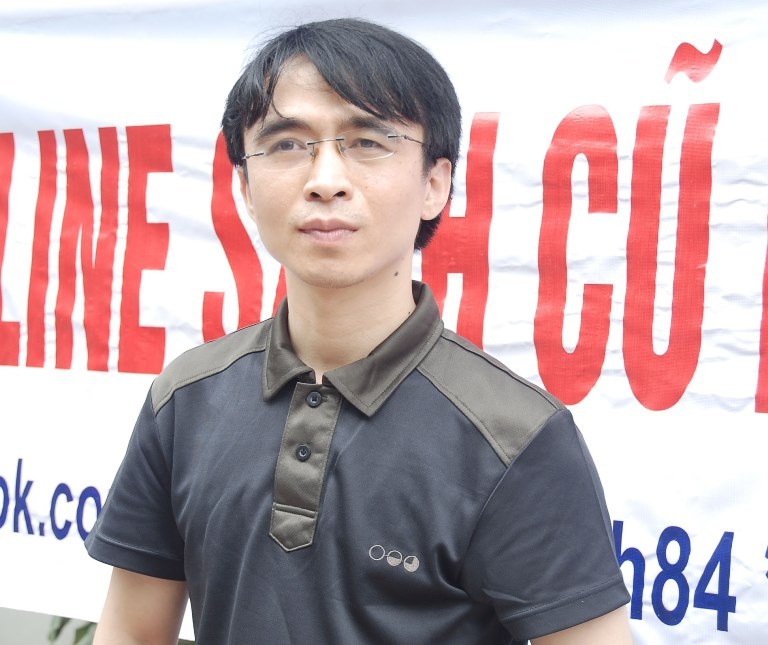 Chang trai so huu 10.000 cuon sach cu hinh anh