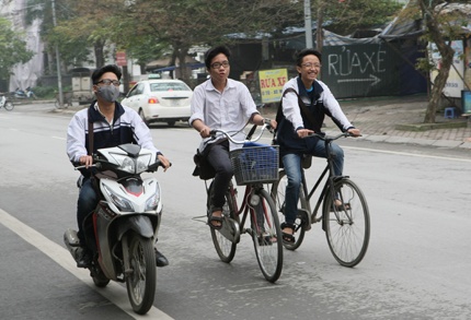 Mặc dù những kiến thức về trật tự an toàn giao thông các em đã được học ở trường, ở nhà,  nhưng một bộ phận không nhỏ các học sinh vẫn ngang nhiên vi phạm luật giao thông, coi thường tính mạng của chính mình.