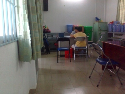 Một bệnh nhân nhí đang nhờ bác sĩ tâm lý tư vấn.