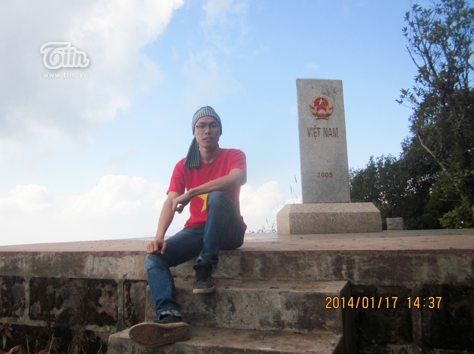 Khiêm chụp ảnh trong hành trình đạp xe 1500km đầu năm 2014.