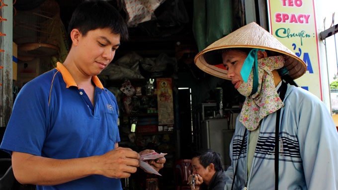 Bà Chung bán vé số cho khách.