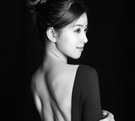 Tung anh moi, co be tra sua dap tat tin don dang map len hinh anh