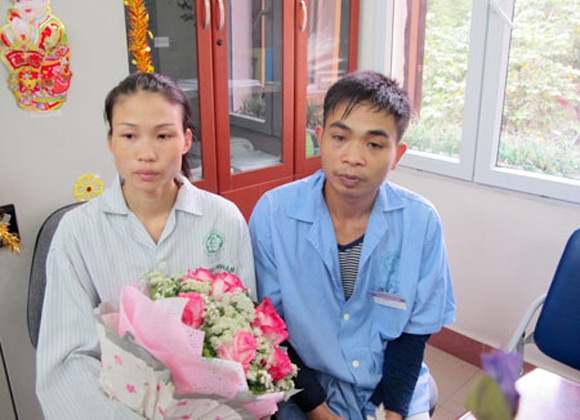 Cô dâu, chú rể trong đám cưới được tổ chức tại bệnh viện.