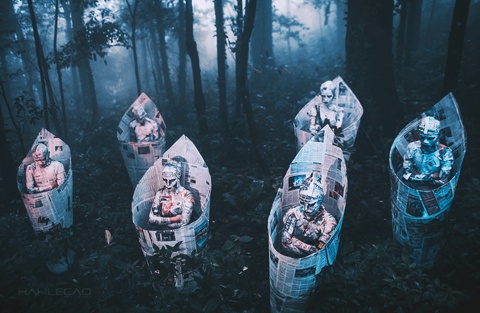 Anh Hải cho biết: Bộ ảnh mang tên “Dơi và Chuột” được thực hiện cách đây vài ngày tại Ba Vì, Hà Nội. Để thực hiện bộ ảnh, anh và các thành viên trong ê kip đã khá vất vả.