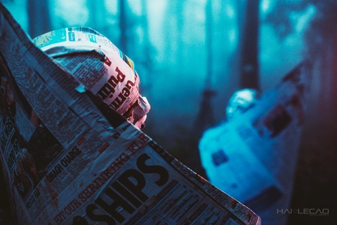 “Hầu hết các người mẫu trong ê kip phải quấn báo khắp cơ thể và treo ngược lên cây khá mệt mỏi và đau nhức trong nhiều giờ đồng hồ liên tục”.