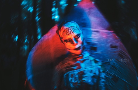 Chia sẻ về ý tưởng thực hiện bộ ảnh, nhiếp ảnh gia cho hay: “Do hiện nay, báo chí được coi là phương tiện thông tin đại chúng nhanh nhất , hiệu quả nhất. Chúng tác động mạnh mẽ đến mọi mặt của đời sống, trở thành một trong những động lực quan trọng cho sự phát triển của xã hội . Tuy nhiên, hiện tại những thông tin ấy tràn lan và đang trở thành con dao hai lưỡi đối với xã hội.