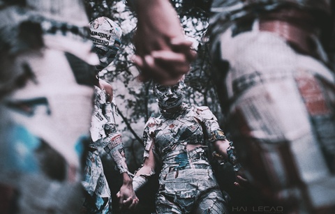 Bằng ý tưởng đó, tôi đã cho ra bộ ảnh “Dơi và Chuột” như một hình ảnh ẩn dụ nhằm cảnh tỉnh tới tất cả mọi đối tượng người đọc”.